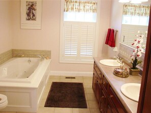 Kombinert dusj/badekar, hårføner, håndklær og såpe