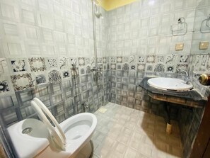Shower, free toiletries, towels - Grand Homes Hotel (Murree)