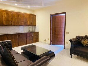 华丽套房 | 客厅 | 32-英寸LED 电视 (配备有线频道)、电视