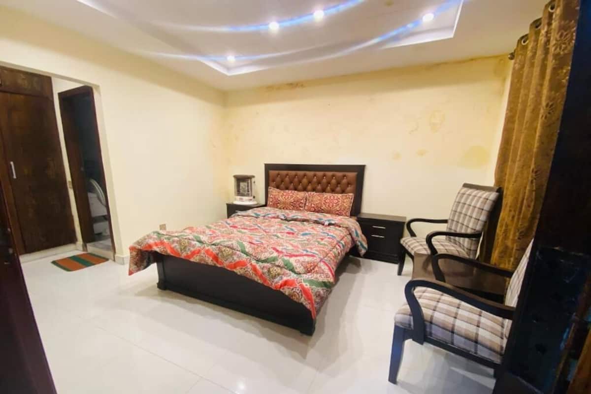 Blackout curtains, free WiFi, bed sheets