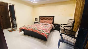 Blackout drapes, free WiFi, bed sheets