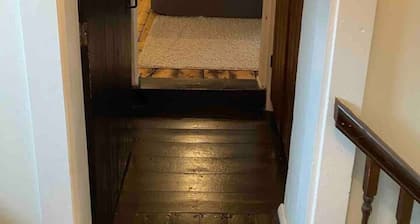 A Lovely Cosy 2-bed Cottage in Guston