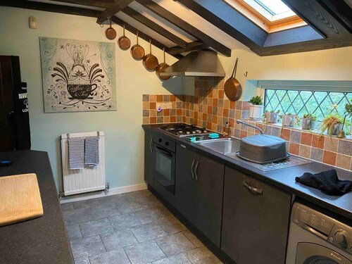 A Lovely Cosy 2-bed Cottage in Guston