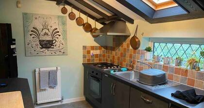 A Lovely Cosy 2-bed Cottage in Guston