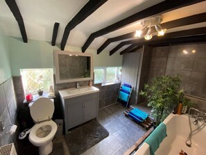 Ferienhaus, Mehrere Betten | Badezimmer | Badewanne und Dusche (separat), Komfortbadewanne, Haartrockner
