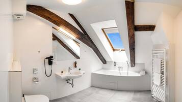 Appartement Duplex, 4 chambres | Salle de bain