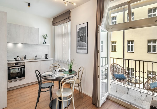Luxe appartement, 1 slaapkamer, balkon | Privékeuken | Een koelkast, een magnetron, een oven, een kookplaat