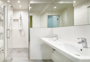 Articles de toilette de luxe, sĂšche-cheveux, serviettes fournies, savon