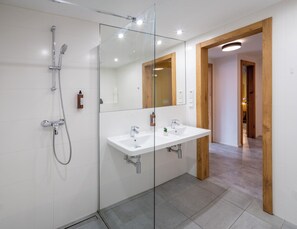 Luxury Duplex, 3 Bedrooms | Bathroom - VN48 Suites by Adrez Living (Prague)