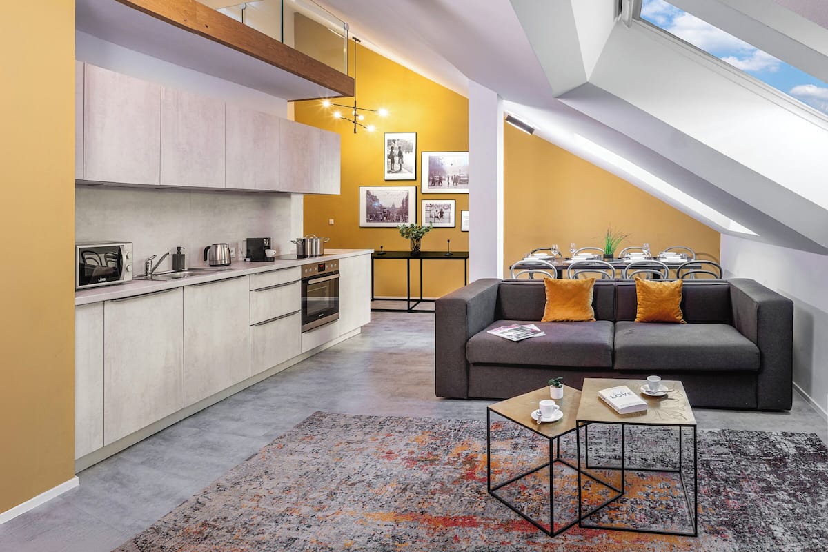 Luxe maisonnette, 3 slaapkamers | Woonruimte | Een flatscreentelevisie