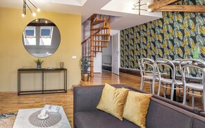 Dúplex, 4 habitaciones | Zona de estar | Una televisión de pantalla plana