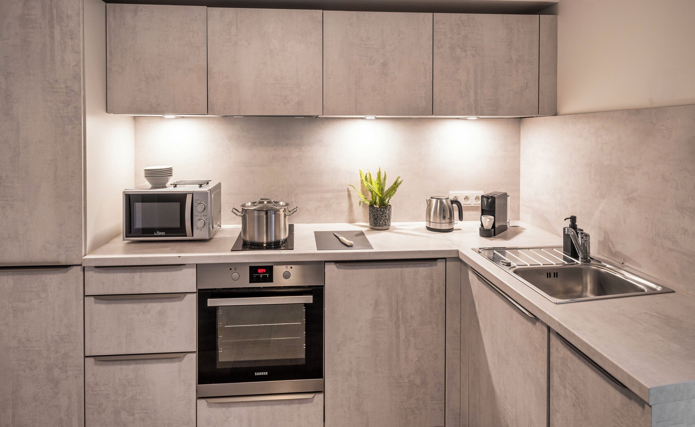 Dúplex, 4 habitaciones | Cocina privada | Refrigerador, microondas, horno y parrilla de estufa 