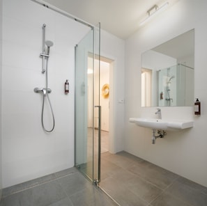 Appartement, 2 chambres, balcon | Salle de bain