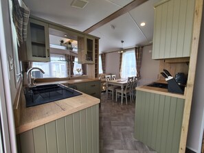 Cabin | Private kitchen | Fridge, microwave, oven, stovetop - Stunning Platinum Caravan in Rhyl 2 Mins to Beach (Rhyl)