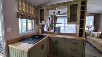 Ferienhütte | Eigene Küche | Kühlschrank, Mikrowelle, Ofen, Herdplatte