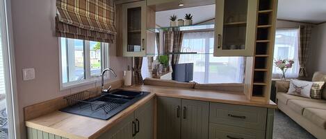 Cabaña | Cocina privada | Refrigerador, microondas, horno y parrilla de estufa