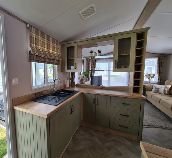 Cabin | Private kitchen | Fridge, microwave, oven, stovetop - Stunning Platinum Caravan in Rhyl 2 Mins to Beach (Rhyl)