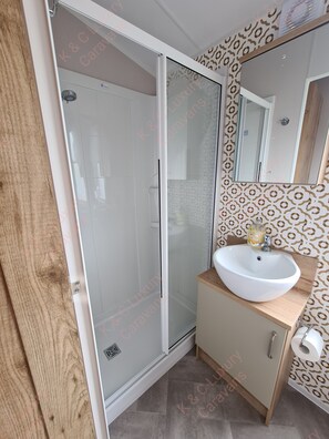 Cabin | Bathroom | Shower, hair dryer - Stunning Platinum Caravan in Rhyl 2 Mins to Beach (Rhyl)
