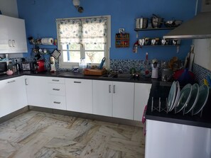 ثلاجة، ميكروويف، فرن، موقد طهي مسطح