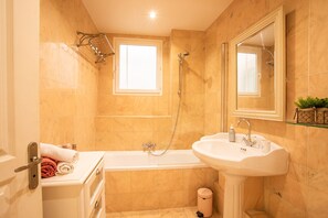 Badewanne, Haartrockner, Handtücher, Toilettenpapier