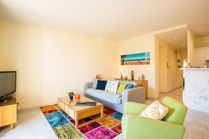 TV - LE FOCH AP4244 By Riviera Holiday Homes (Niza)