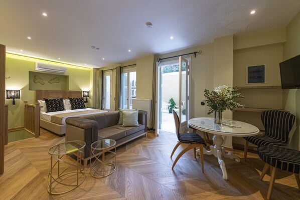 Executive Duplex | Living area | Smart TV - Ipelhome Plaka Boutique Apartments (Athens)