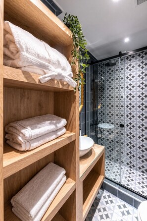 Exclusive Studio | Bathroom - Ipelhome Plaka Boutique Apartments (Athens)