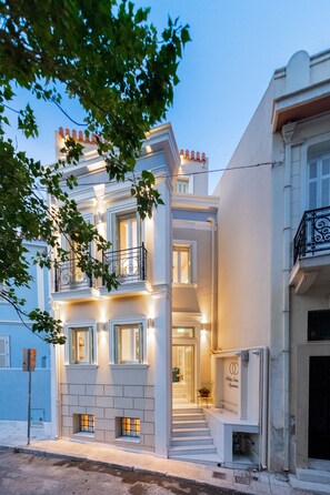 Front of property - Ipelhome Plaka Boutique Apartments (Athens)