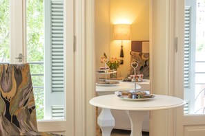 Deluxe Studio | Living area | Smart TV - Ipelhome Plaka Boutique Apartments (Athens)