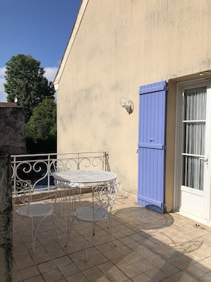 Outdoor dining - Beautiful 2 room apartment with private terrace and beautiful view over the countryside. (Brueil-en-Vexin)