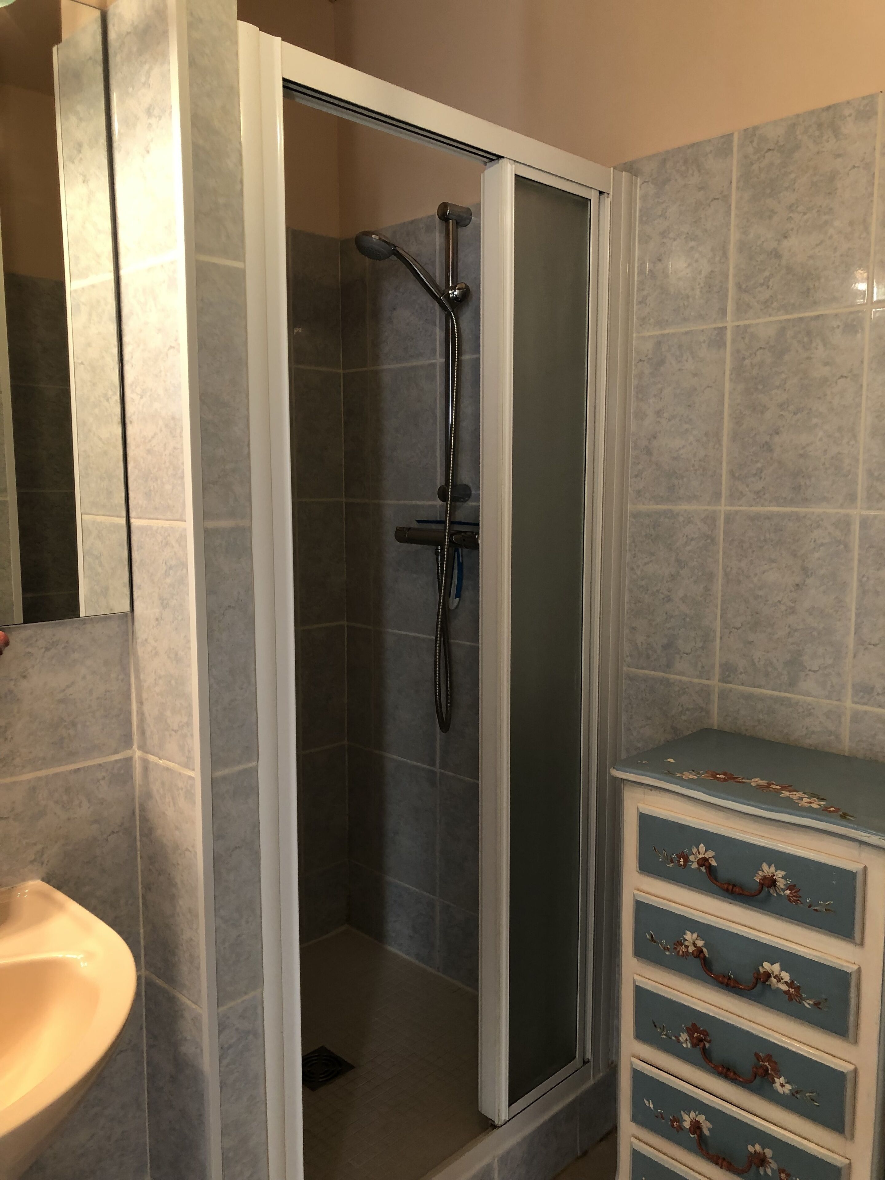 Dusche, Haartrockner, Handtücher, Seife