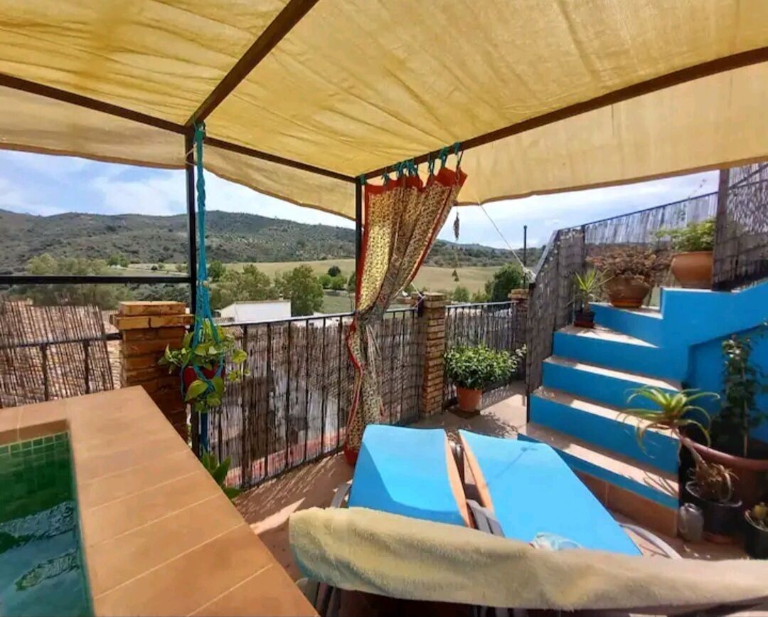 Enjoy the tranquillity and unspoilt beauty of Riogordo by the roof splashpool