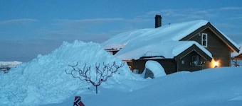 Vacation hut with a wonderful view, close to the cross-country ski trail/lift. Dogs welcome.