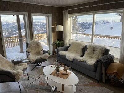 Vacation hut with a wonderful view, close to the cross-country ski trail/lift. Dogs welcome.