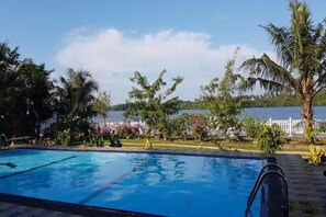 Outdoor pool - my Property is a privet villa and very few Distance to Beach  (Hikkaduwa)