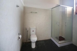 Duschwanne, Haartrockner, Bidet, Handtücher