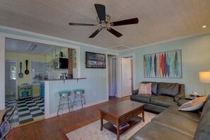 TV - Sugar Shack Downtown Brevard Pets OK, Fire Pit, Fenced Yard, Bike Storage, Free Biltmore Pass (Brevard)