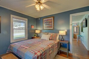 2 bedrooms, iron/ironing board, free WiFi, bed sheets - Sugar Shack Downtown Brevard Pets OK, Fire Pit, Fenced Yard, Bike Storage, Free Biltmore Pass (Brevard)