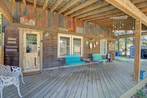 Terrace/patio - Sugar Shack Downtown Brevard Pets OK, Fire Pit, Fenced Yard, Bike Storage, Free Biltmore Pass (Brevard)