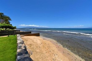 På stranden