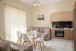 Apartemen Desain | Dapur pribadi | Lemari es besar, oven, kompor, dan mesin espresso