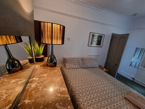 House, Multiple Beds | 5 bedrooms, iron/ironing board, free WiFi, bed sheets - Stunning 5-bedroom House for Unforgettable Getaway (Coventry)