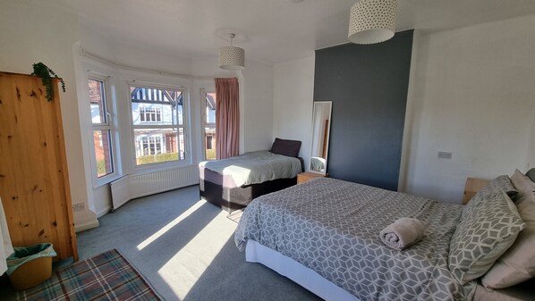 5 عدّة غرف نوم ومكواة/لوح كي وواي فاي مجانًا وملاءات أسرّة