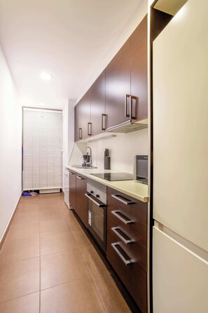 Jääkaappi, mikroaaltouuni, uuni, liesi