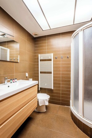 Douche, sèche-cheveux, serviettes fournies