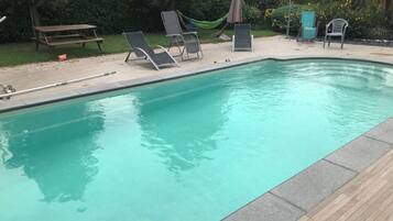 Een binnenzwembad en een verwarmd zwembad