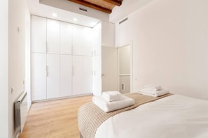 2 bedrooms, desk, iron/ironing board, WiFi