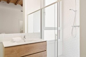 Shower, hair dryer, towels