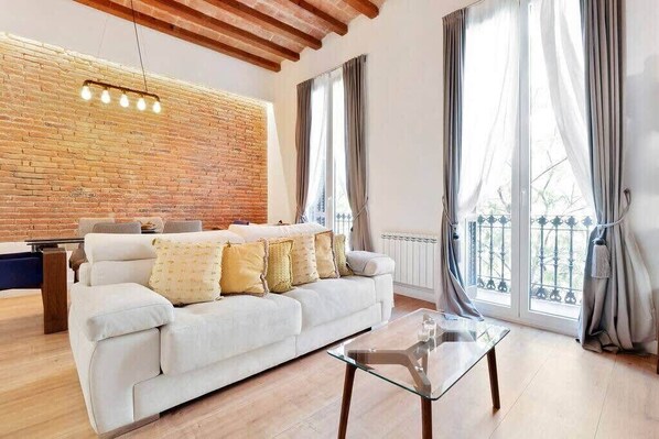 TV, offices - Arc de Triomf Modern and bright 2BD 2BTH (Barcelona)