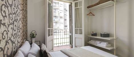 4 bedrooms, desk, iron/ironing board, WiFi